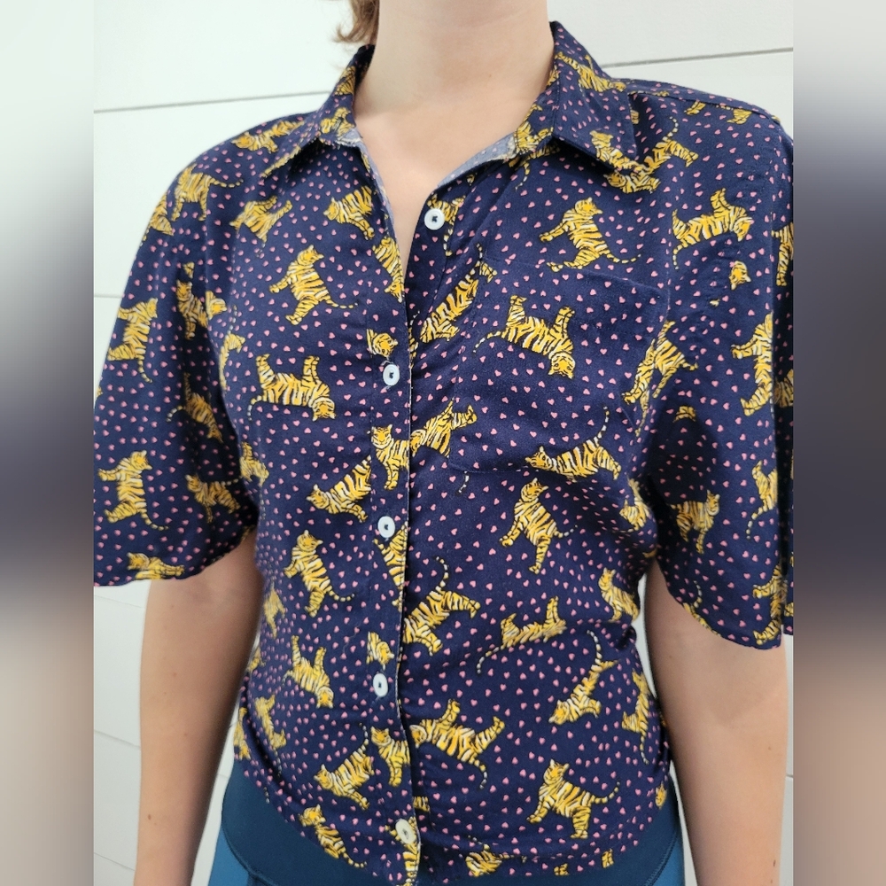 🚨Price REDUCED! 🚨 Button-Up Blouse 🐯